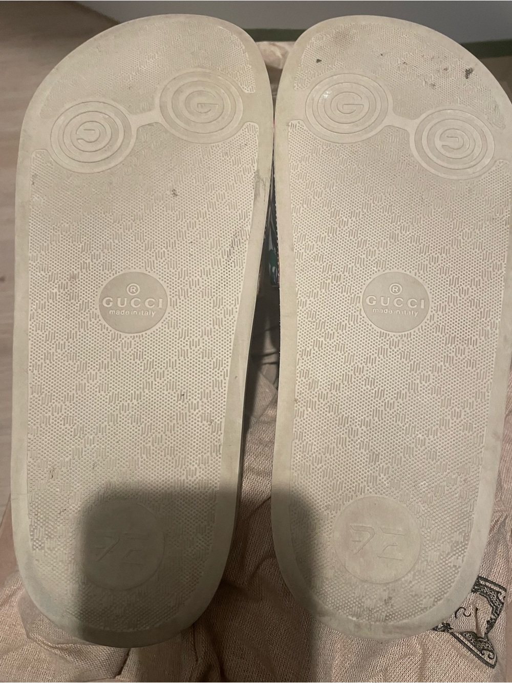 Gucci Ivory Slide Sandals with Pink Floral Accent - Picture 5 of 6